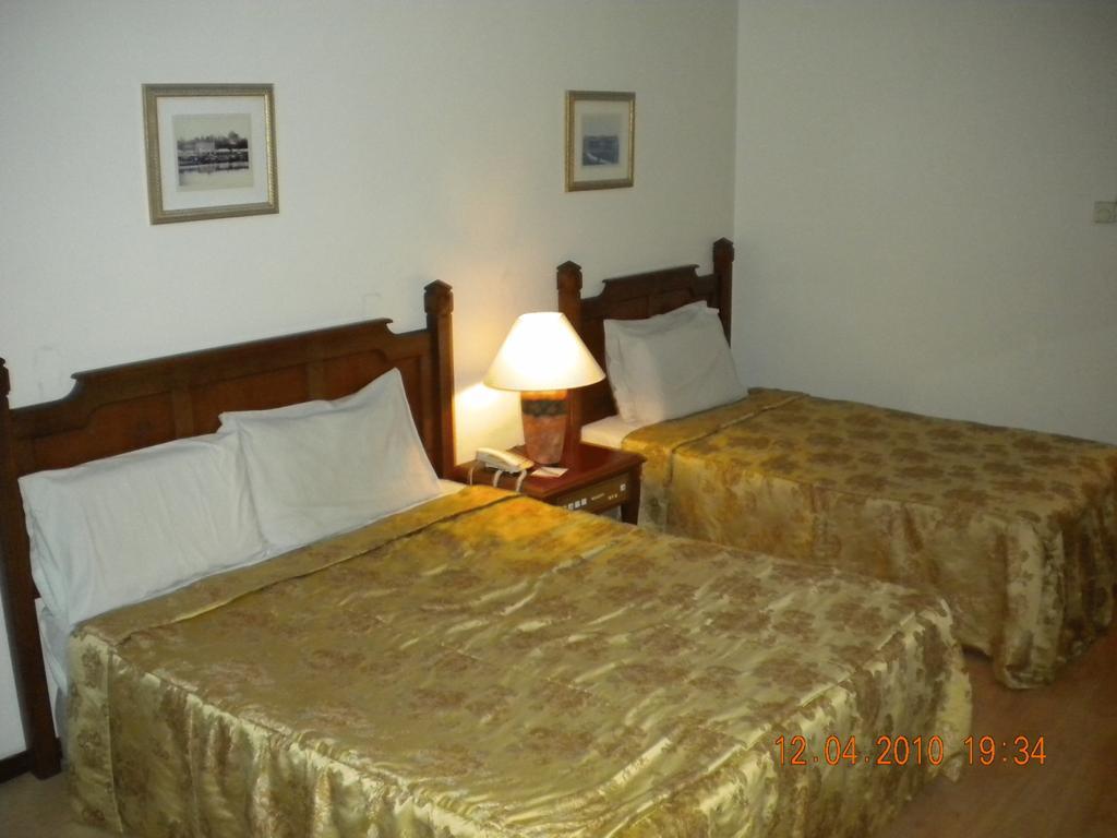 Regal Court Hotel Kuching Room photo